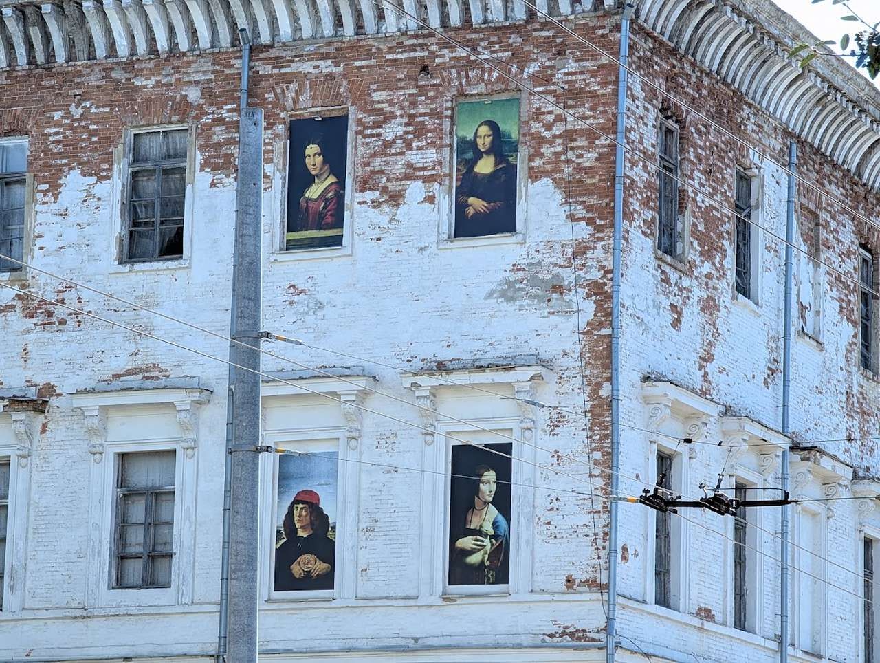 У вікнах полтавського Кадетського корпусу з’явилися картини да Вінчі та Боттічеллі