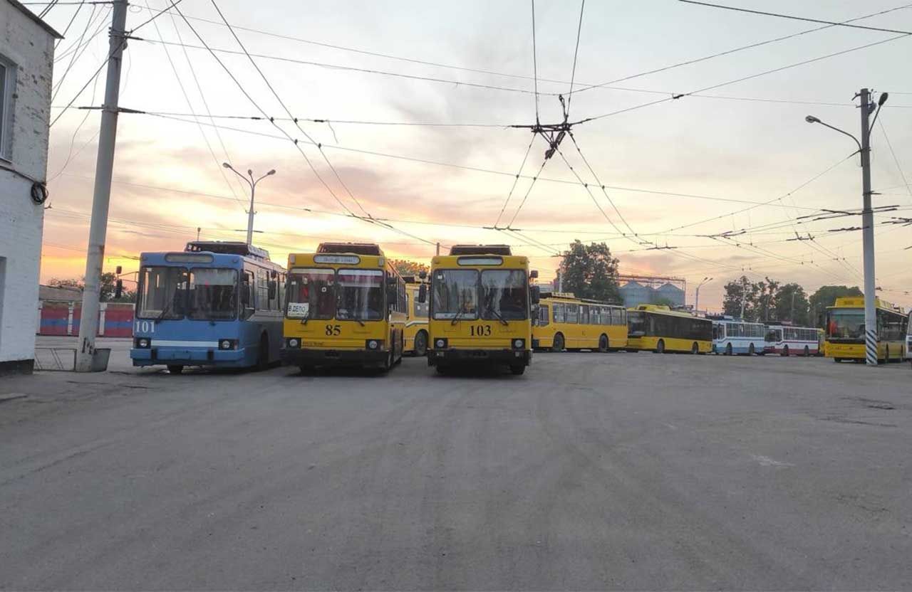 Поки у депо простоюють 35 тролейбусів, міська влада закликає полтавців вчитися на водіїв