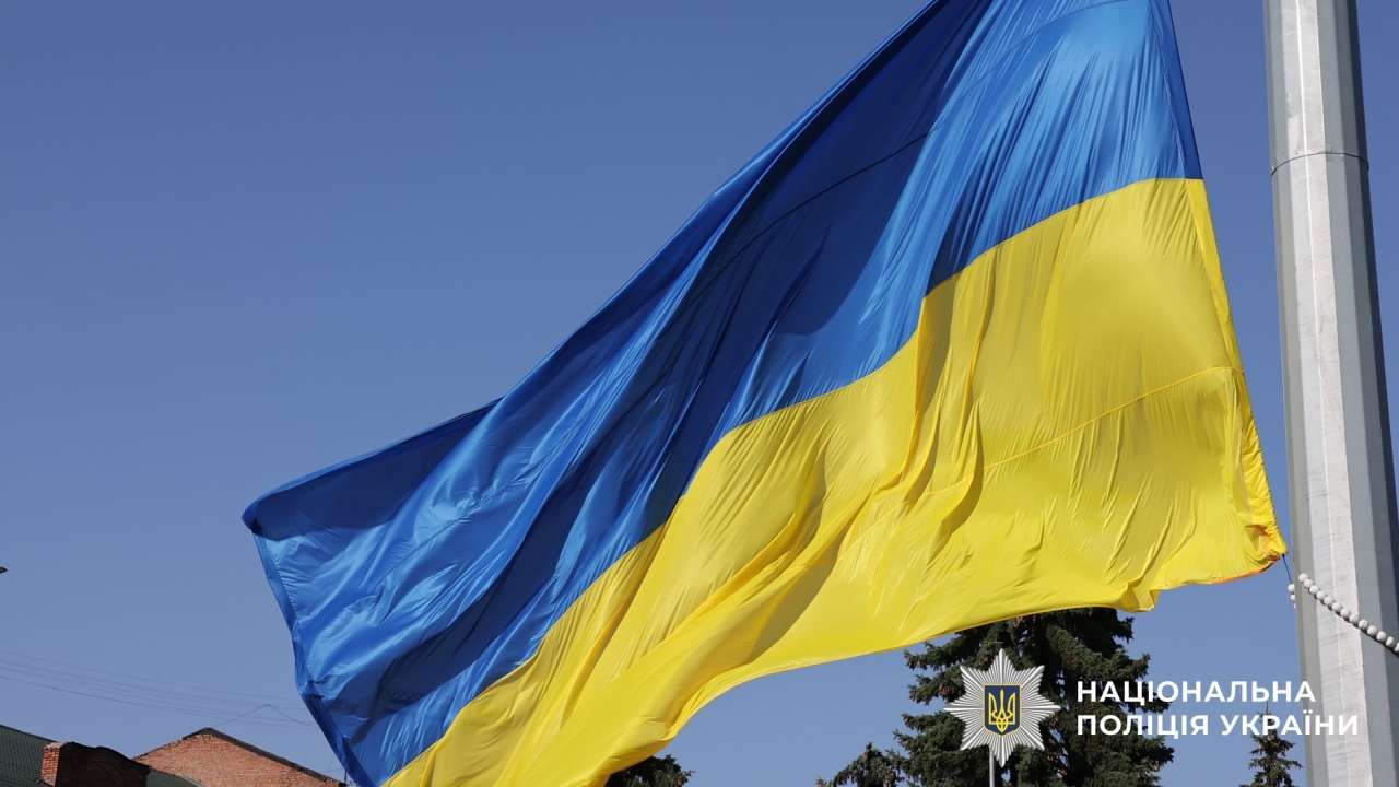 У Полтаві відзначили День Державного прапора: у сквері пам’яті Героїв України підняли найбільший стяг області