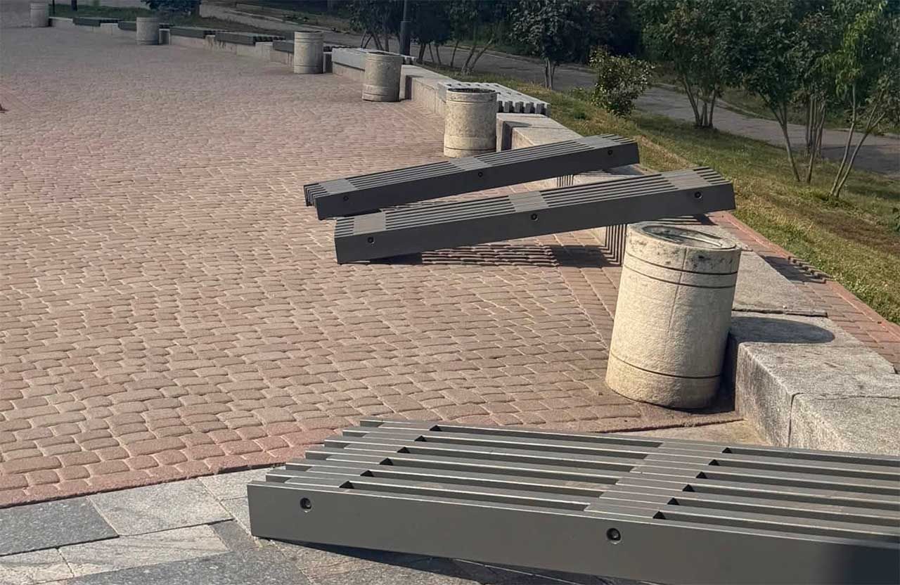 Біля Білої альтанки встановили 10 нових лав