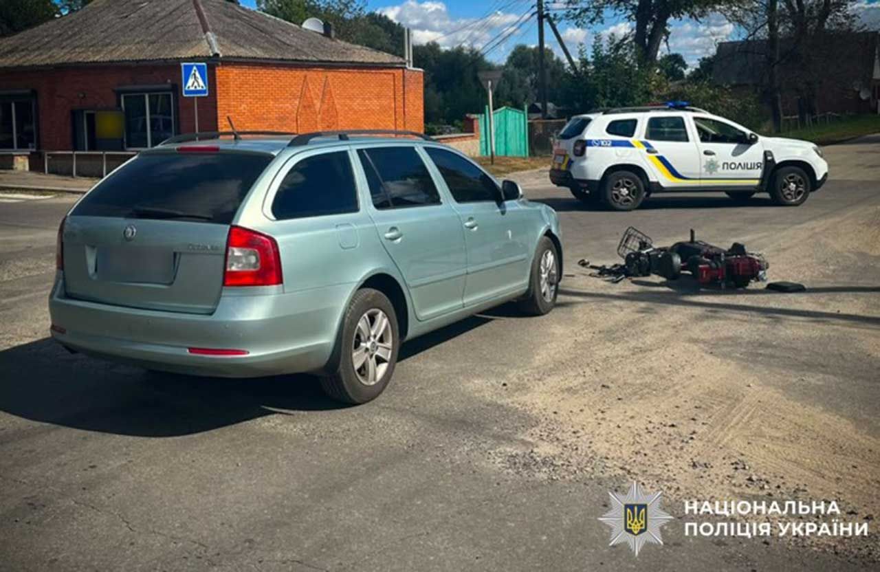 У Зінькові сталася ДТП: автомобіль Skoda збив 72-річного водія електроскутера