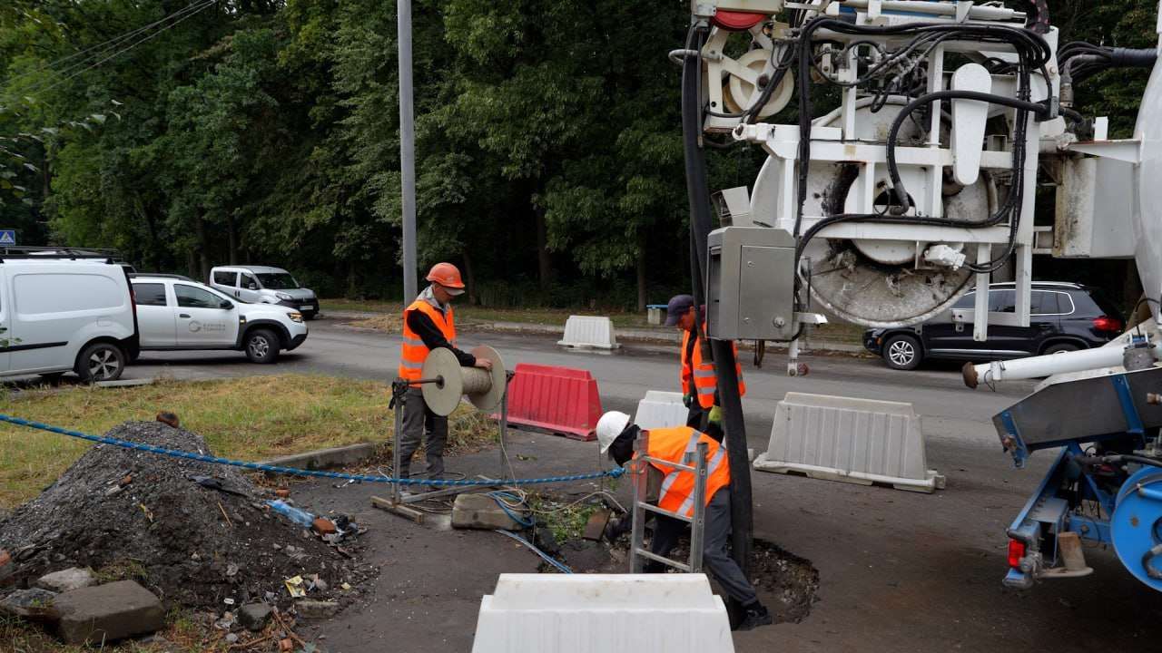 У Полтаві безтраншейним методом оновлюють аварійний колектор на вулиці Кузьми Скрябіна