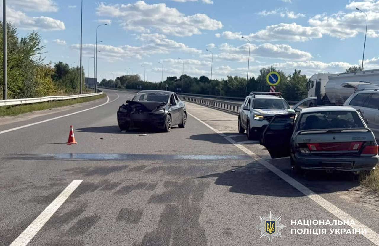 На трасі Київ — Харків зіткнулися Tesla та ВАЗ: водійку іномарки госпіталізували