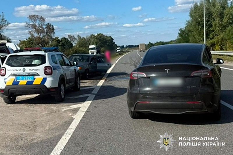 На трасі Київ — Харків зіткнулися Tesla та ВАЗ: водійку іномарки госпіталізували