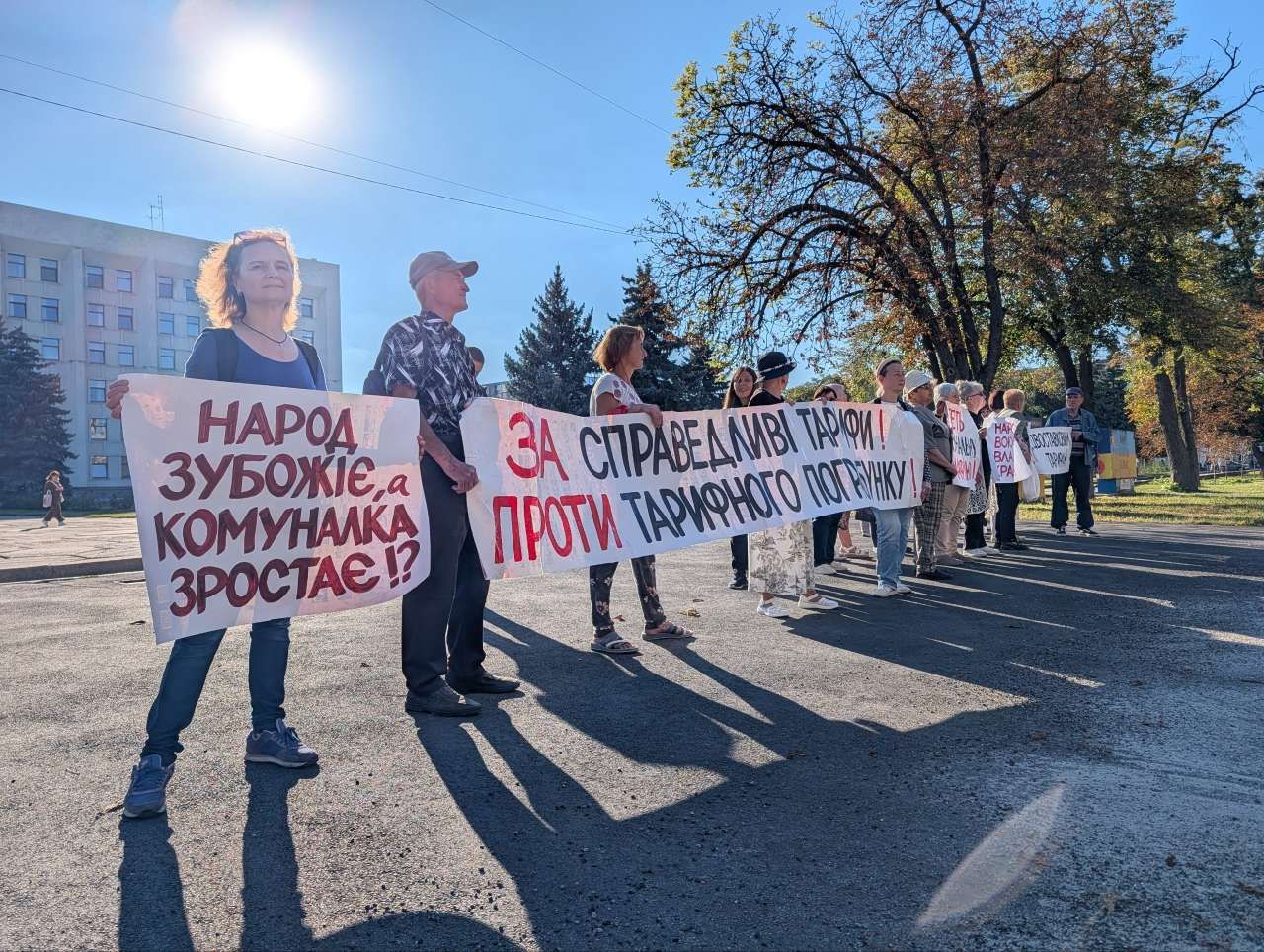 У Полтаві тривають щотижневі протести проти нових тарифів водоканалу: містяни знову вийшли до обласної адміністрації