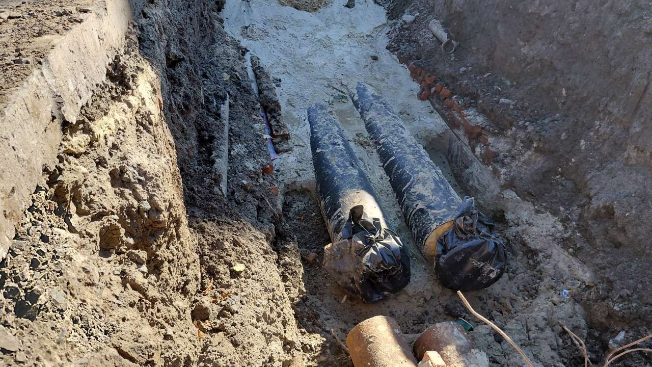 «Купаються в тазиках»: у Полтаві на Залізній обіцяють відновити гарячу воду до 5 жовтня після 5 місяців ремонту