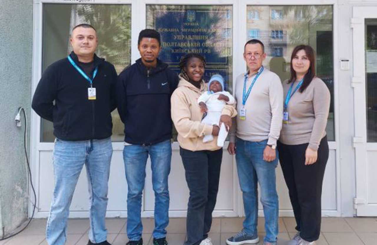 У Полтаві міграційна служба відправила додому родину з Нігерії, яка прострочила посвідки на проживання
