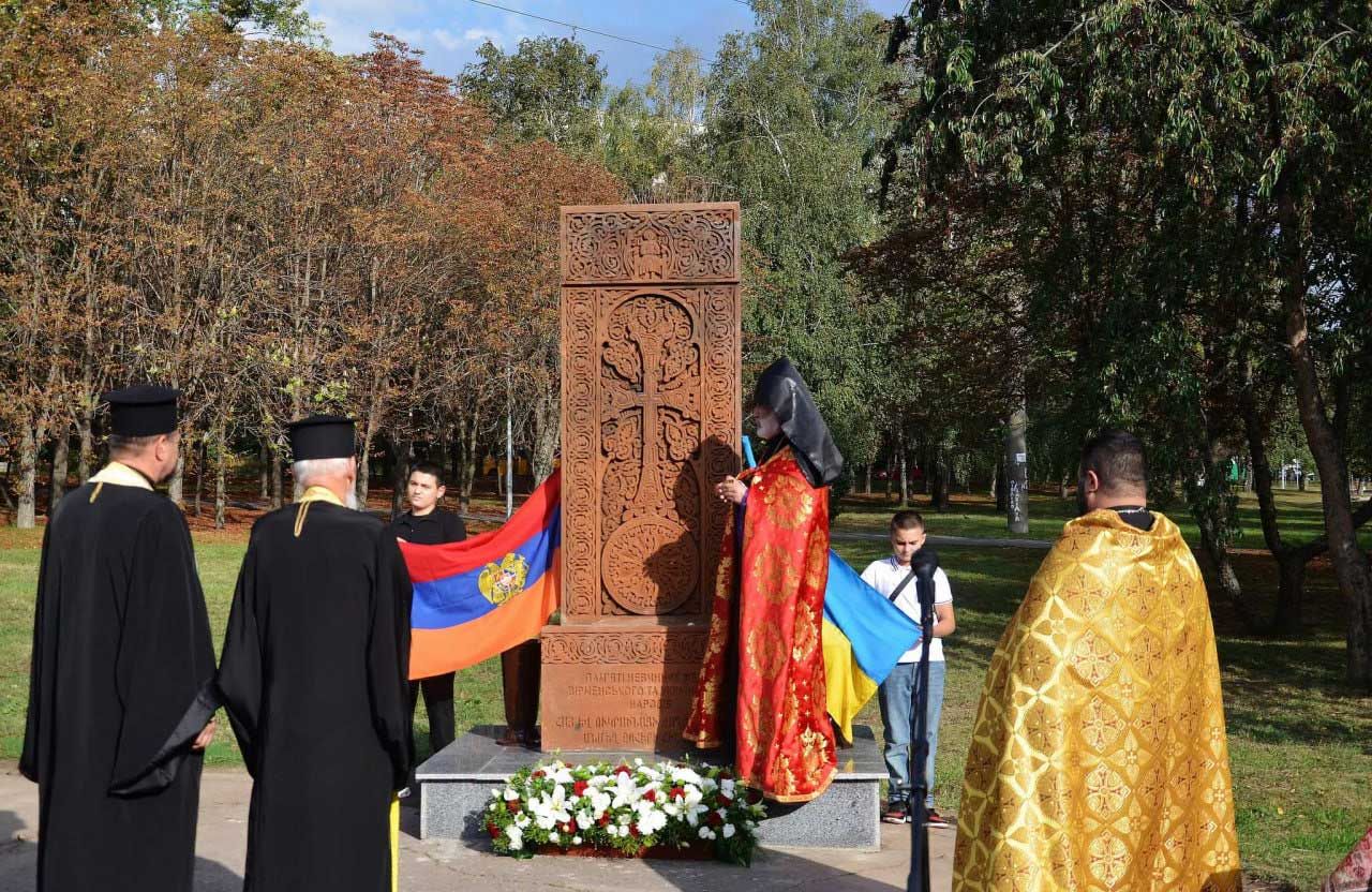 На території майбутнього храму в Полтаві освятили Хачкар з нагоди Дня Незалежності Вірменії