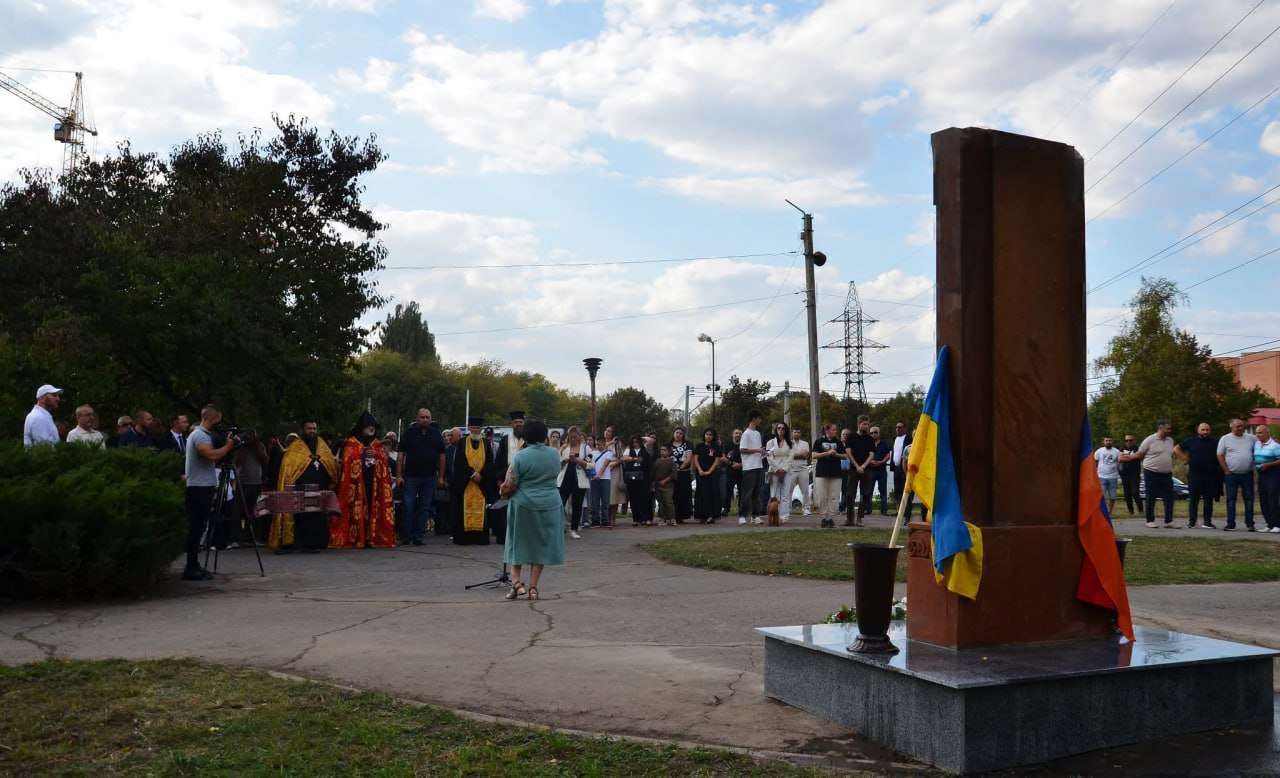 На території майбутнього храму в Полтаві освятили Хачкар з нагоди Дня Незалежності Вірменії
