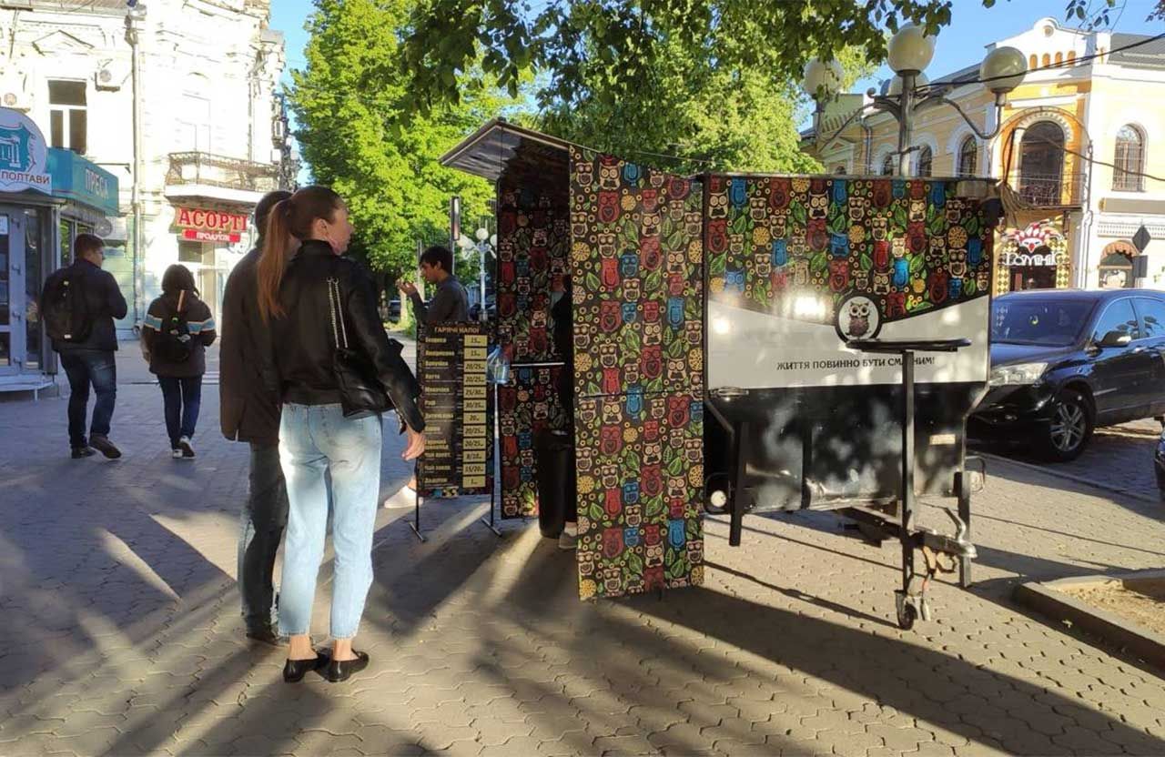 Торговельний лоток «Мобільна кав’ярня» на перехресті вул. Соборності та вул. Гоголя