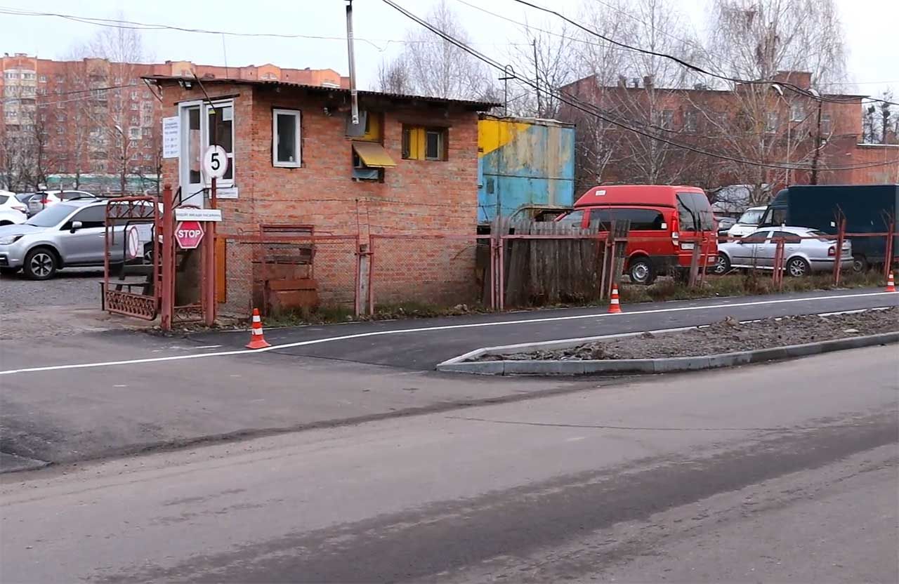 Автостоянка на вулиці Дмитра Пругла (Станіславського), 6 | Кадр із відео foFF4ik TV