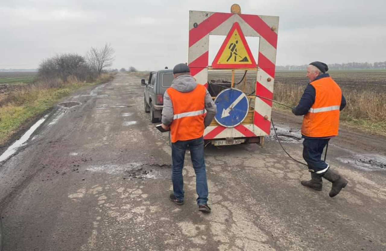 Транспортна ізоляція сіл через розбиті дороги: Управління ЖКГ формує дворічні договори на ремонт покриття