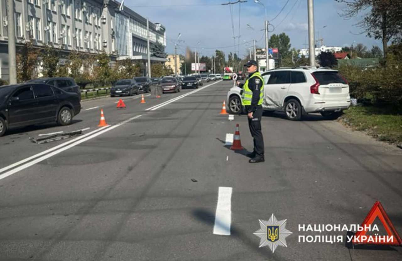 Зіткнення Volvo та Volkswagen на вулиці Раїси Кириченко: госпіталізовано юнака