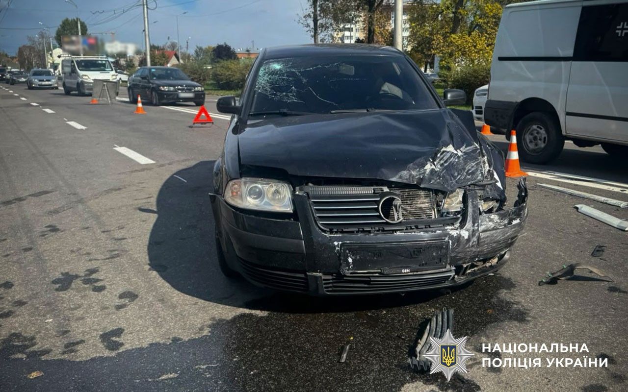 Зіткнення Volvo та Volkswagen на вулиці Раїси Кириченко: госпіталізовано юнака