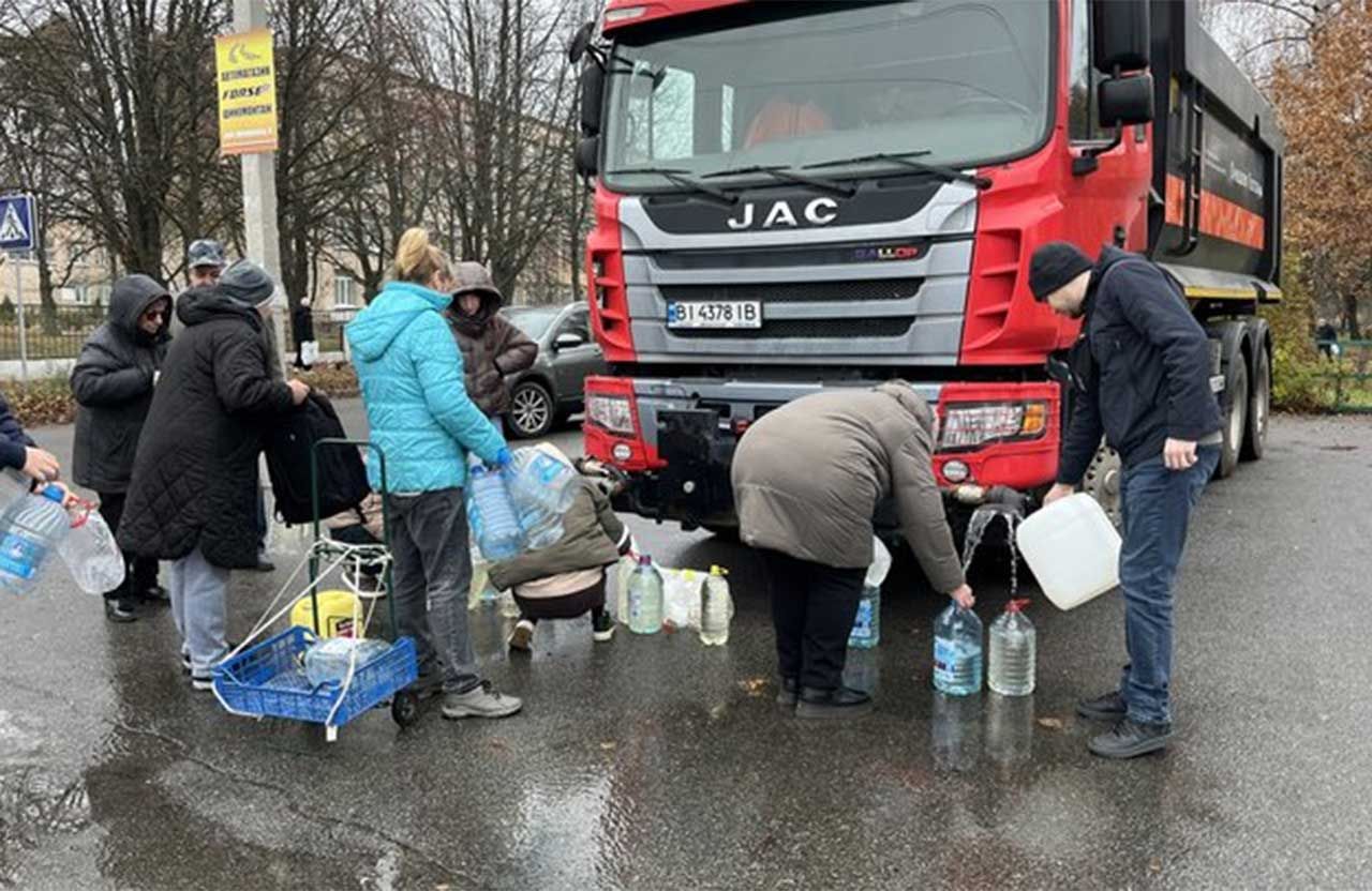 У Полтаві місцевим роздають технічну воду: люди стоять у чергах з відрами та пляшками | Суспільне Полтава