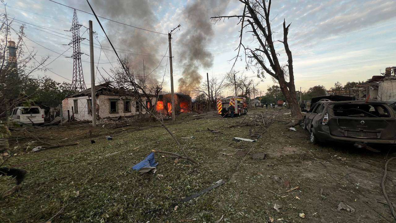 Кременчук атакували балістикою та крилатими ракетами: пошкоджені будинки та підприємство