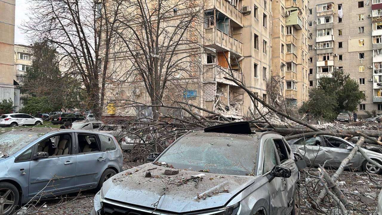 Кременчук атакували балістикою та крилатими ракетами: пошкоджені будинки та підприємство