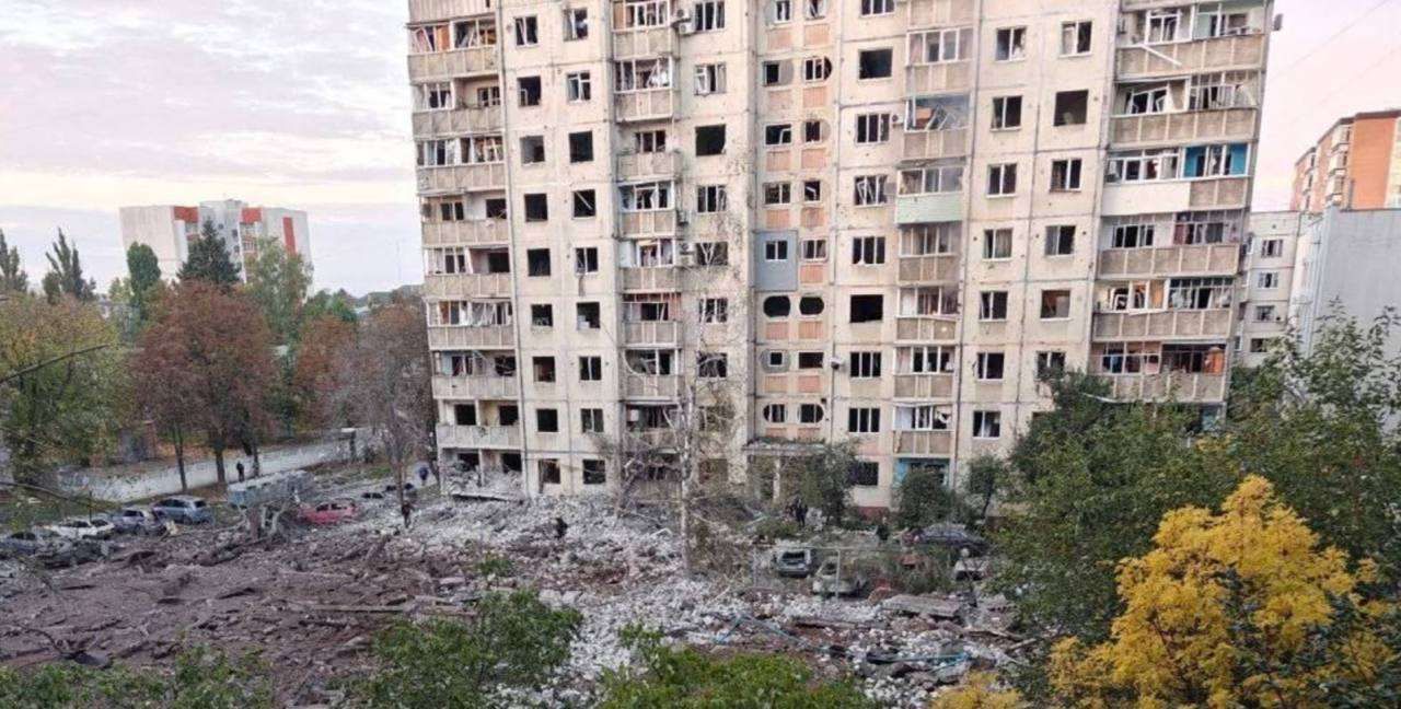 Кременчук атакували балістикою та крилатими ракетами: пошкоджені будинки та підприємство