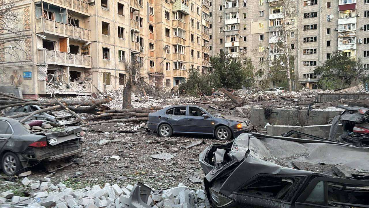 Кременчук атакували балістикою та крилатими ракетами: пошкоджені будинки та підприємство