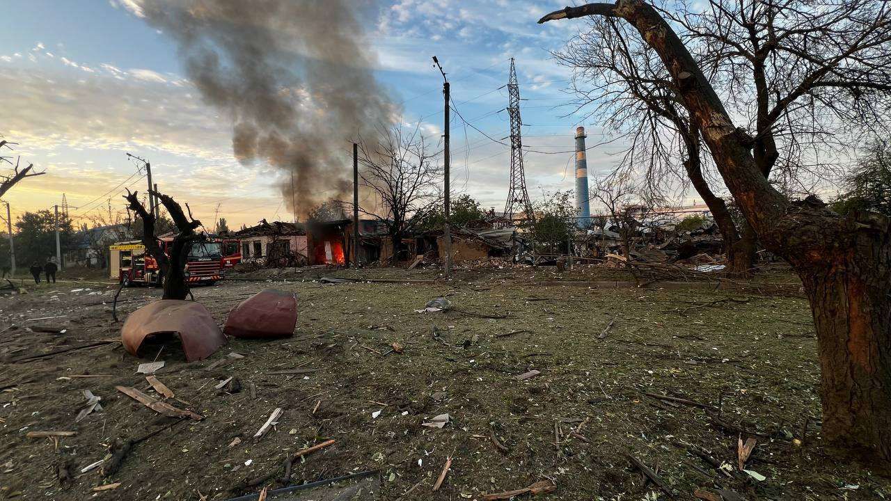 Кременчук атакували балістикою та крилатими ракетами: пошкоджені будинки та підприємство
