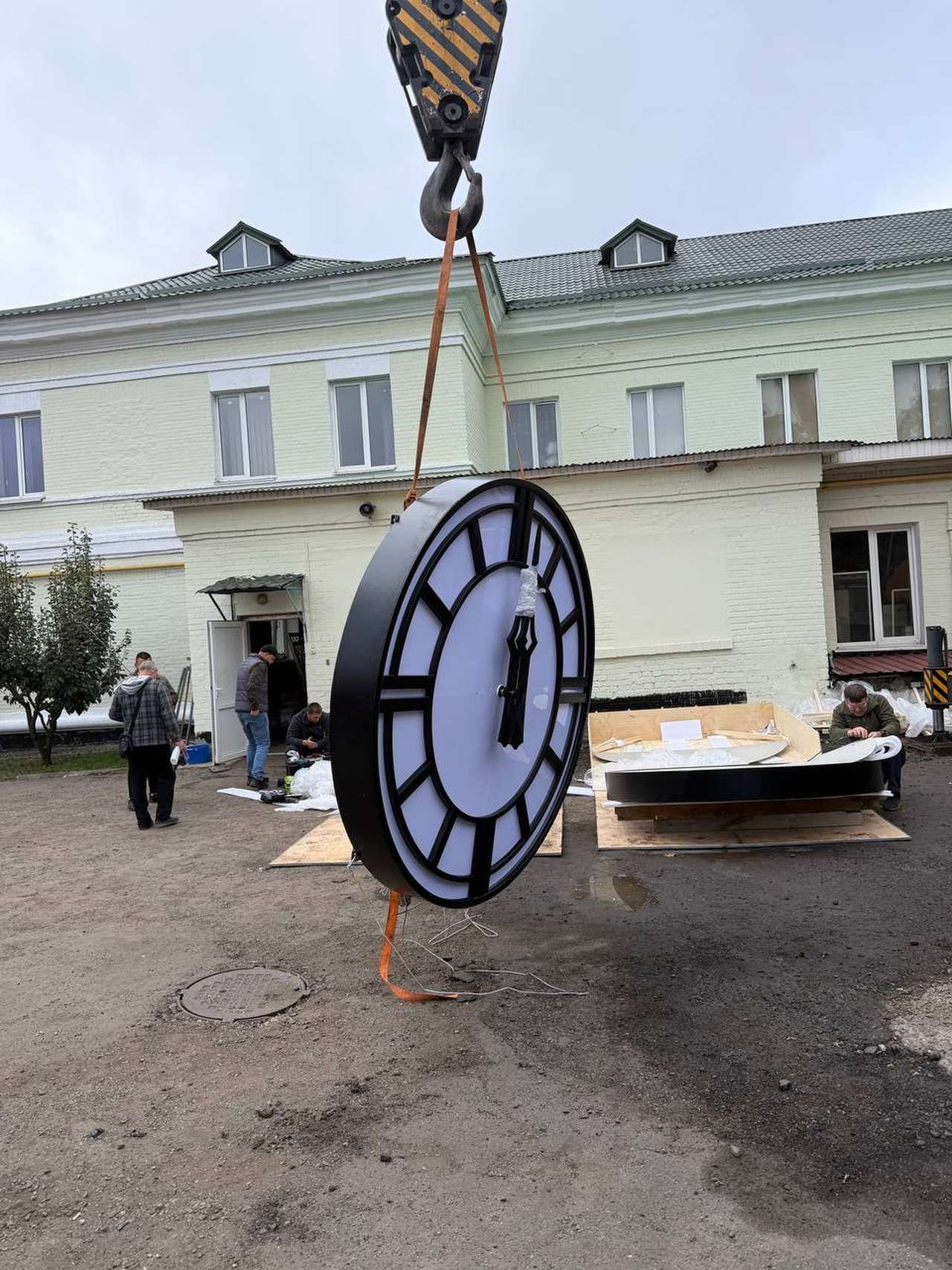 У Полтаві розпочали монтаж нового годинника на пожежній каланчі