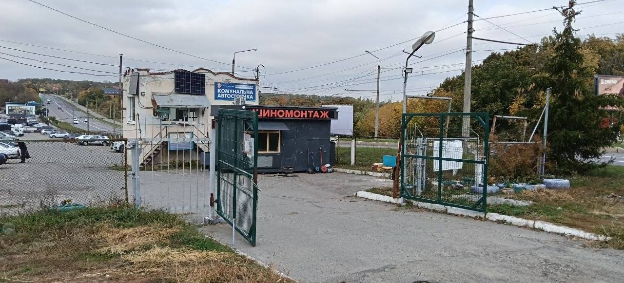 За ініціативи Дениса Поліщука заблокували проїзд до приватного автосалону — депутат пояснив це благоустроєм території
