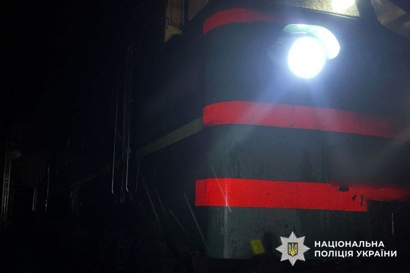 У Лубнах електровоз на смерть збив 32-річного чоловіка та протаранив легковик на колії