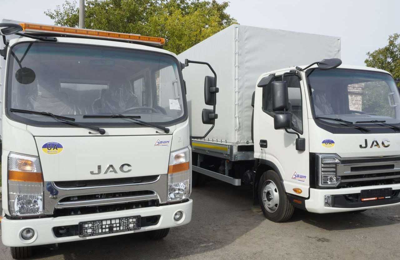 У Полтаві КАТП-1628 отримало нові вантажівки JAC для прибирання сміттєвих майданчиків, а місто замовляє ще дві такі ж машини