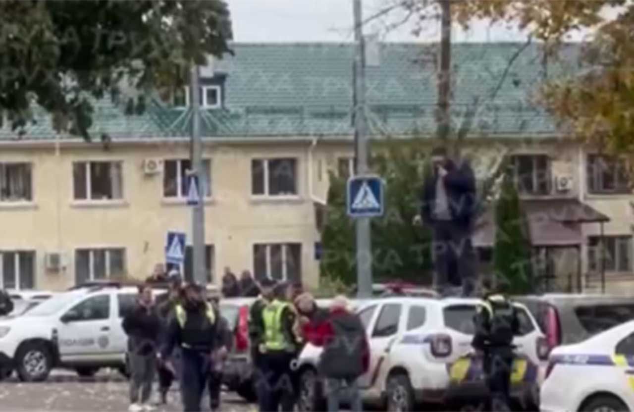 У Машівці 45-річний чоловік напав на патрульних та пошкодив службове авто