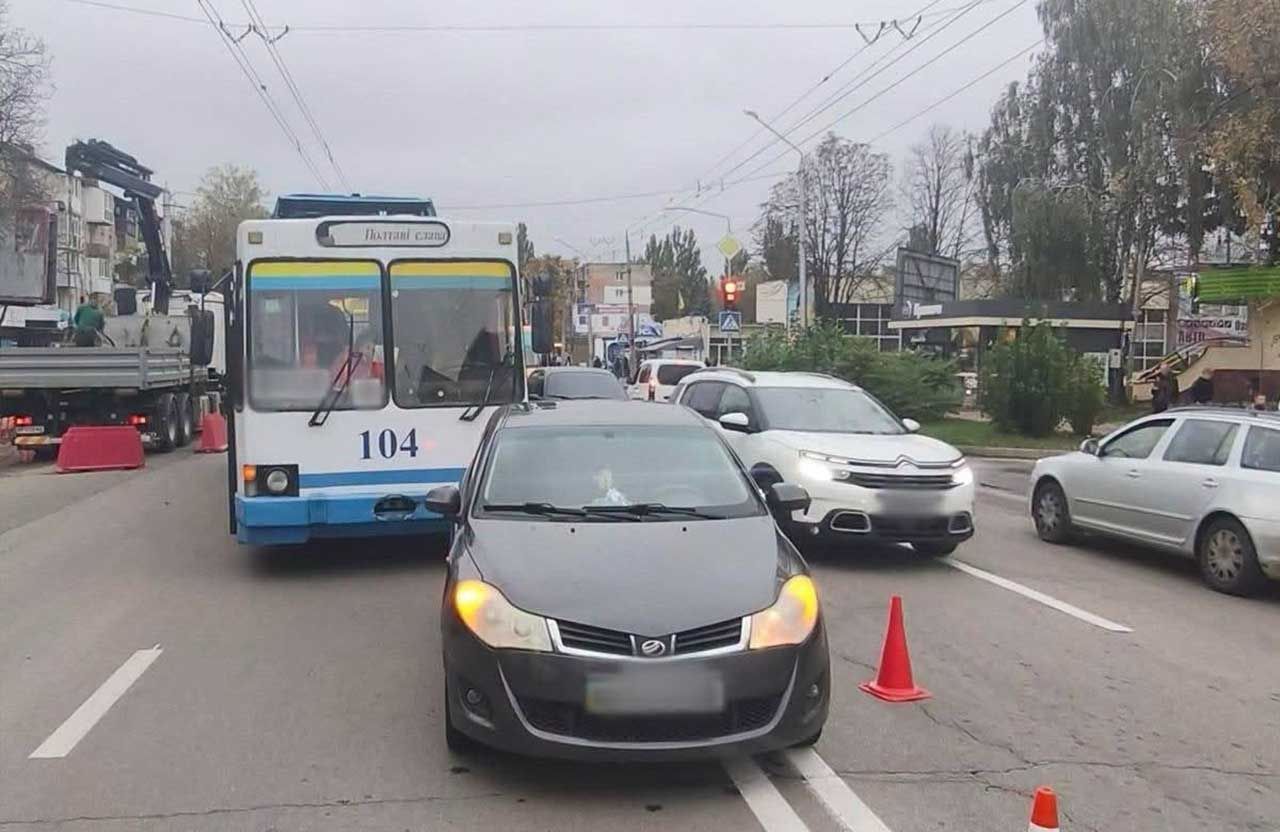 У Полтаві тролейбус врізався у легковик: патрульні склали протокол на водійку