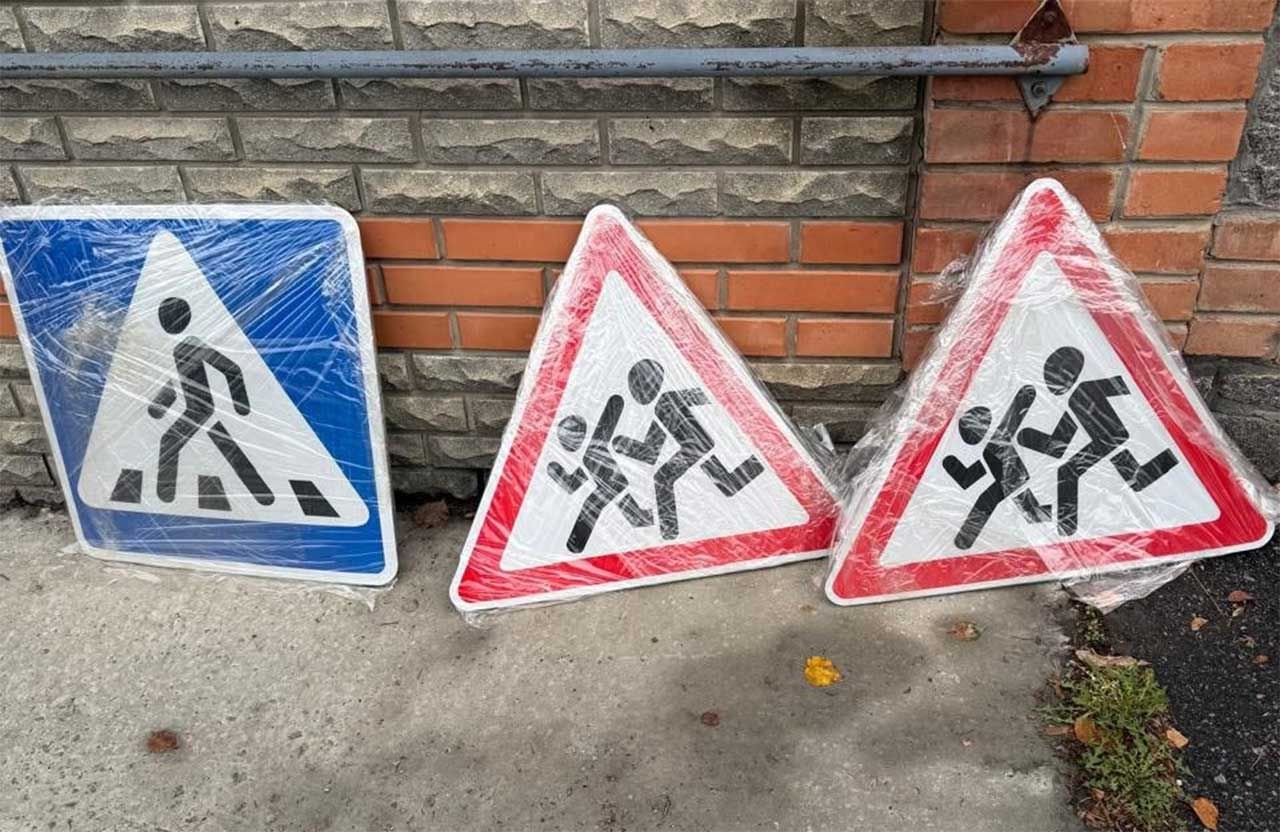 Безпека дітей власним коштом: у Полтаві містяни самі купили та встановили дорожні знаки біля школи № 12