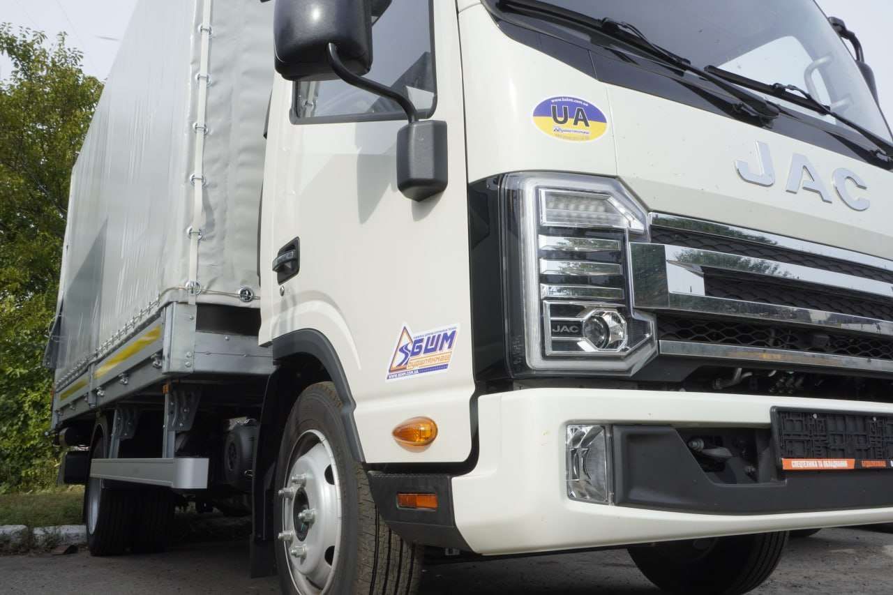 У Полтаві КАТП-1628 отримало нові вантажівки JAC для прибирання сміттєвих майданчиків, а місто замовляє ще дві такі ж машини