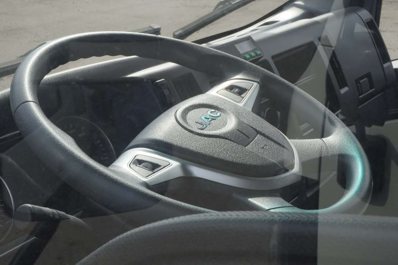 У Полтаві КАТП-1628 отримало нові вантажівки JAC для прибирання сміттєвих майданчиків, а місто замовляє ще дві такі ж машини